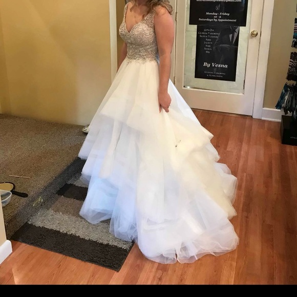 Martina Liana Wedding Dress - Picture 2 of 4